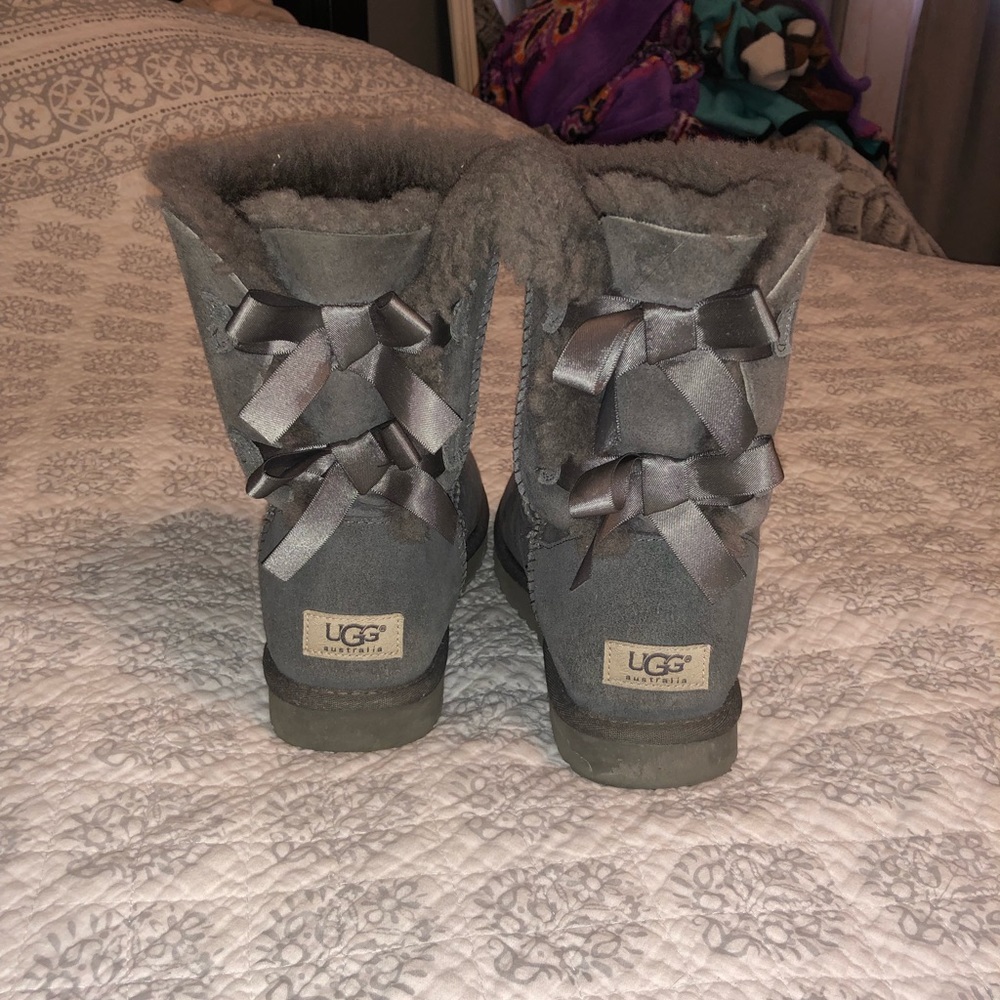 UGGS- grey with bows